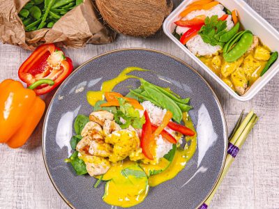 A fresh, readymade Food Fit meal containing thai yellow curry on a grey plate.